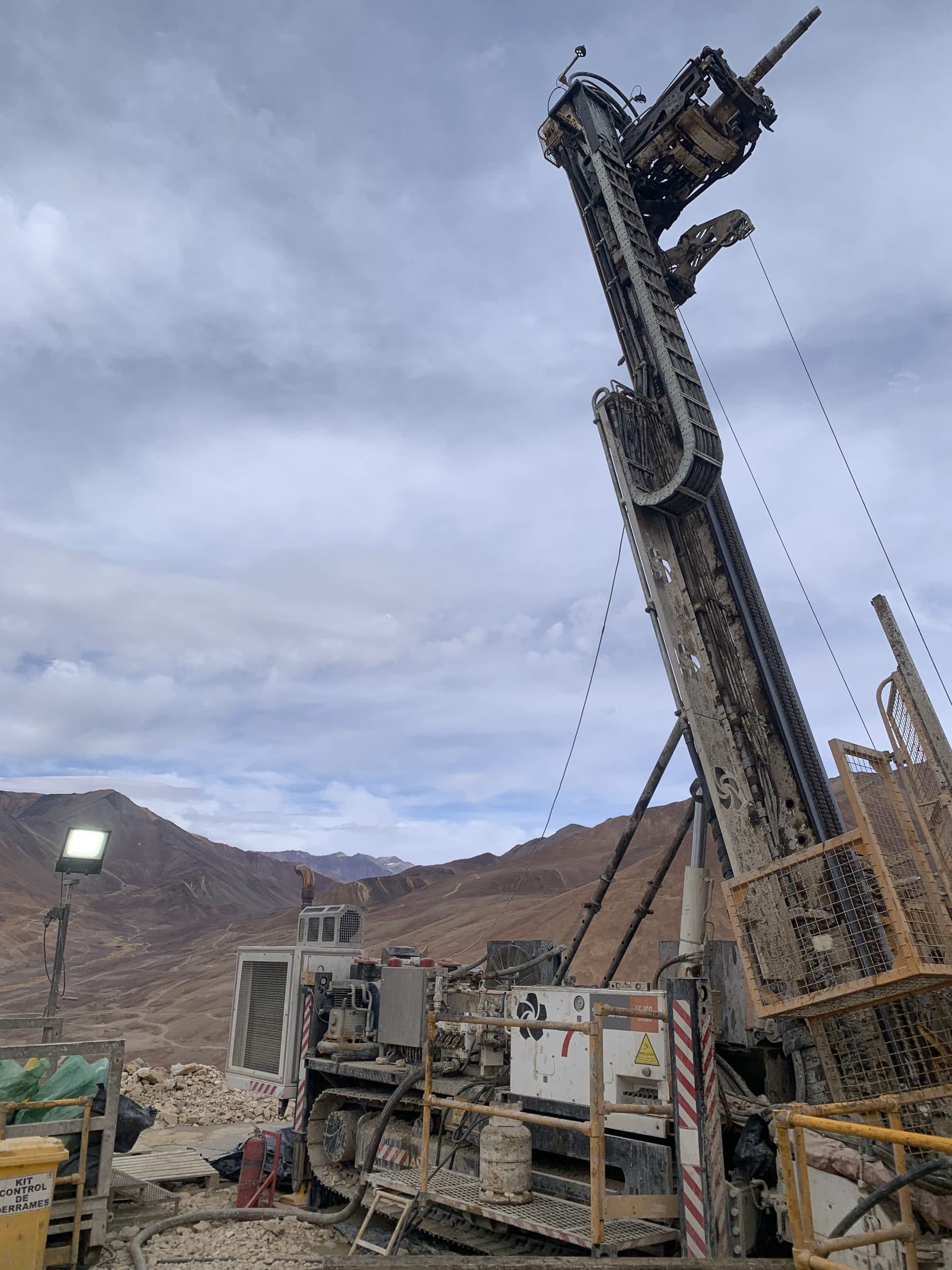 Equipo de perforación operando en alta montaña